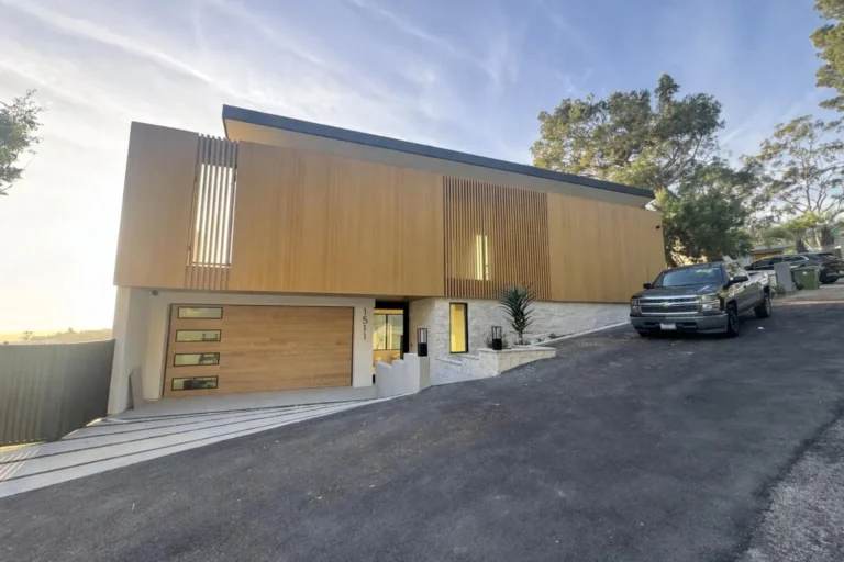 aluminum-siding-wood-grain-modern-la-residential-facade